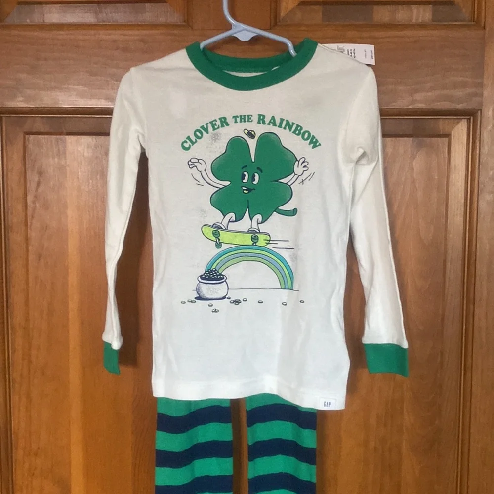 NWT 5t Gap St Patricks Day pjs. Clover, rainbow